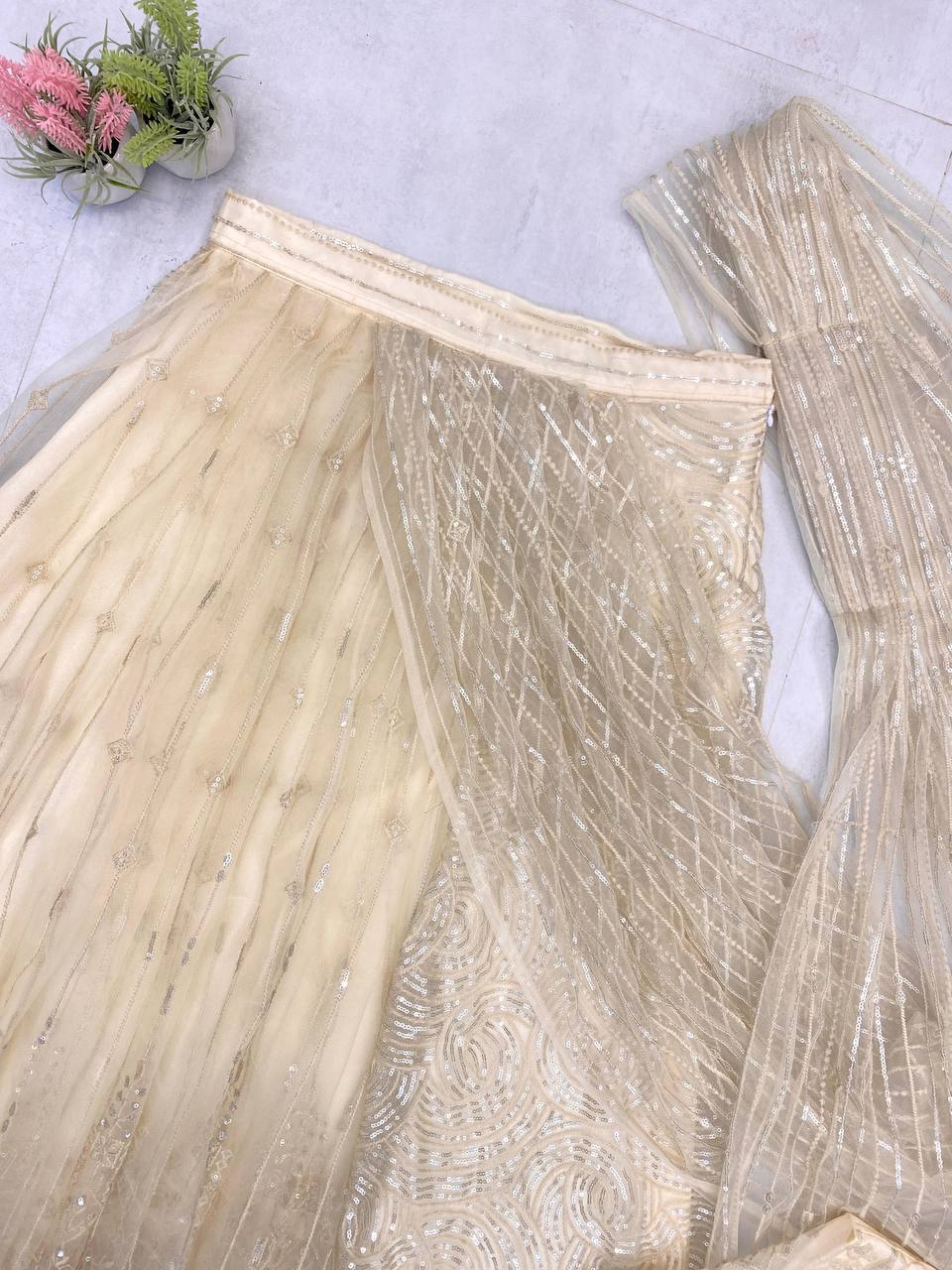 SAREE WITH LONG SLEEVES BLOUSEIN